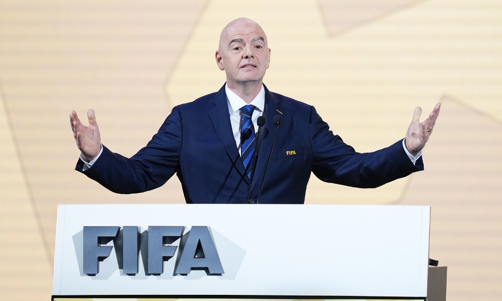 小法:我对球队的表现不满意,有些人以为自己在拜仁踢球.